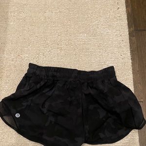 Lululemon Hotty Hot Shorts 2.5 - size 6 - Camo